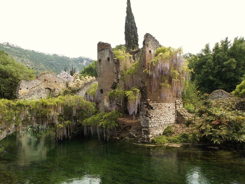 tra i luoghi più belli del Lazio da visitare in moto, ecco i Giardini di Ninfa