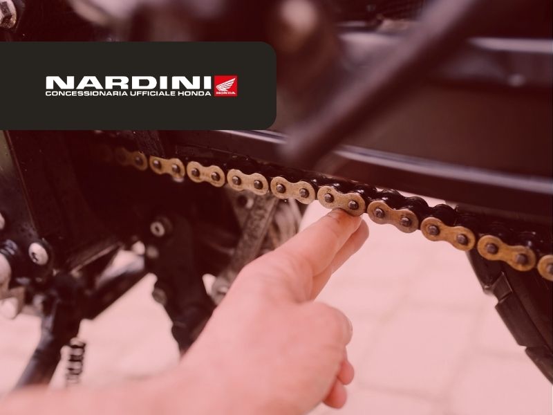 Catena moto: quando pulirla, come lubrificarla e ogni quanti chilometri farlo